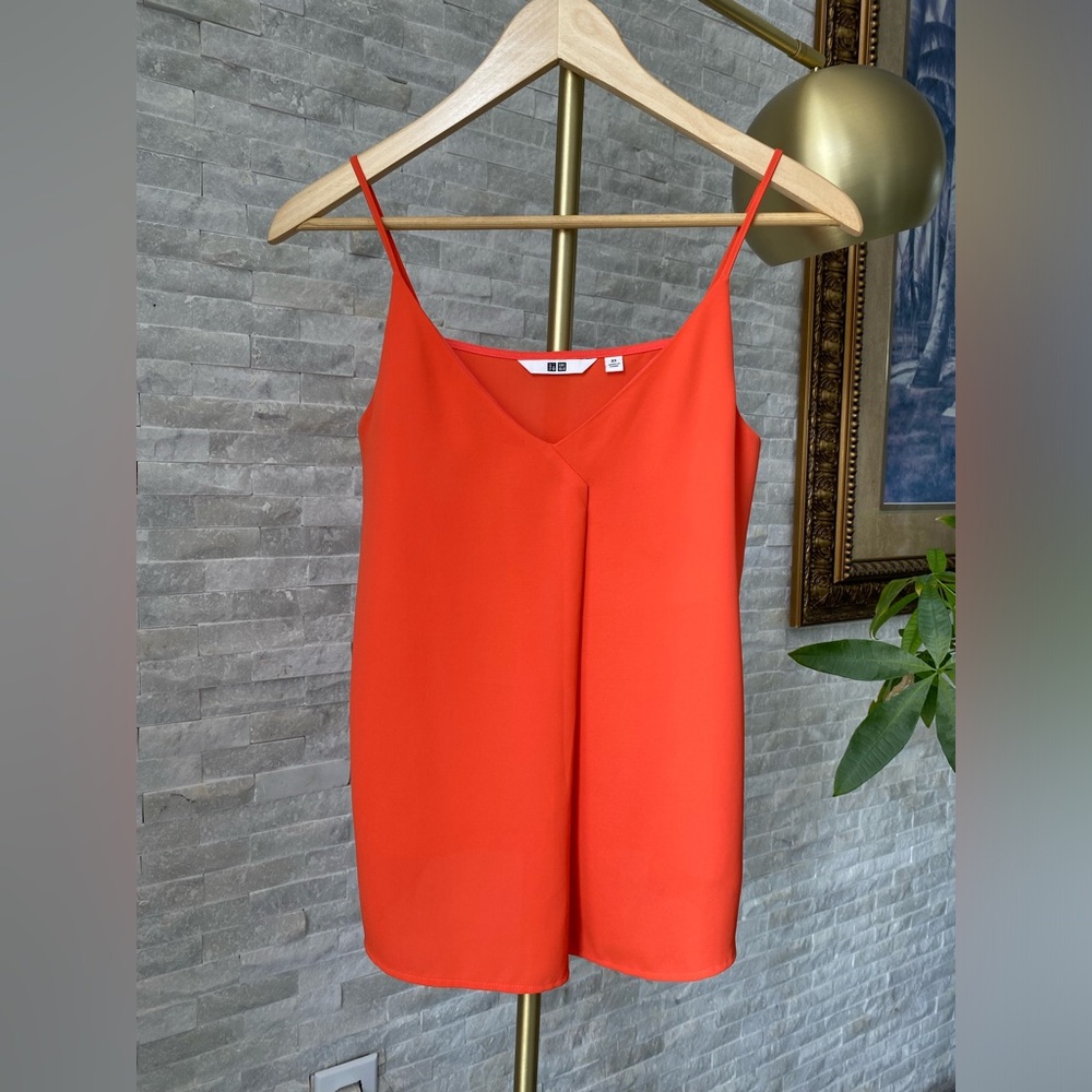 Uniqlo XS cami top spaghetti straps, v-neck, front pleat detail modern classic